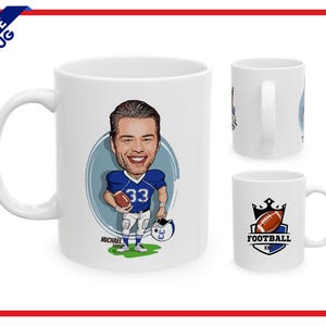 Puede incluir: Taza de cer&aacute;mica blanca con una ilustraci&oacute;n de dibujos animados de un jugador de f&uacute;tbol americano con uniforme azul con el n&uacute;mero 33. La taza tambi&eacute;n muestra el texto "FOOTBALL KING" y un gr&aacute;fico de f&uacute;tbol. La taza tiene un asa curva.