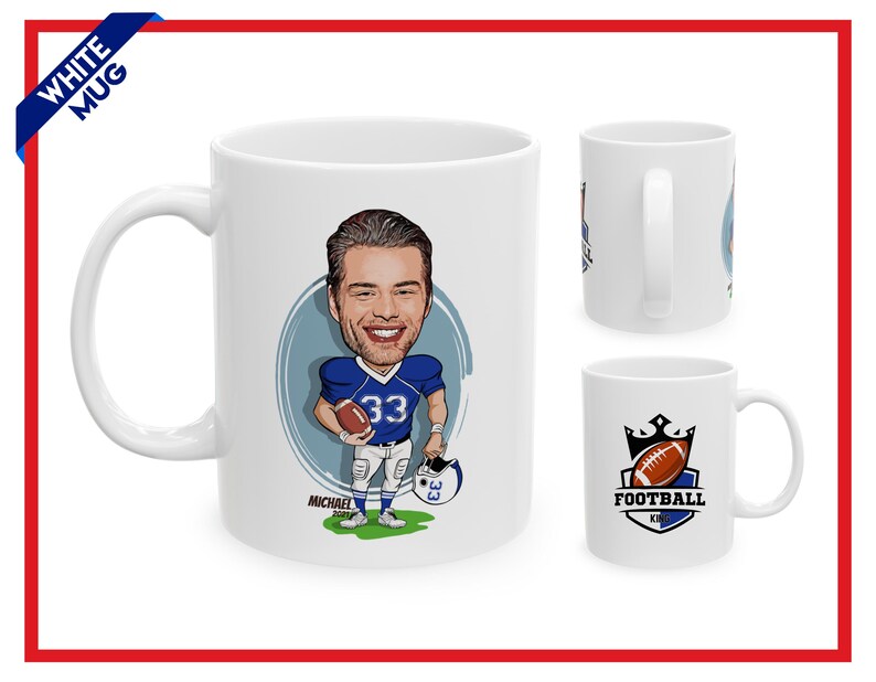 Puede incluir: Taza de cer&aacute;mica blanca con una ilustraci&oacute;n de dibujos animados de un jugador de f&uacute;tbol americano con uniforme azul con el n&uacute;mero 33. La taza tambi&eacute;n muestra el texto "FOOTBALL KING" y un gr&aacute;fico de f&uacute;tbol. La taza tiene un asa curva.
