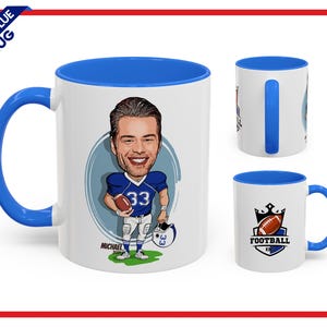 Puede incluir: Taza blanca y azul con asa e interior azules. La taza presenta una ilustraci&oacute;n de dibujos animados de un jugador de f&uacute;tbol americano con el n&uacute;mero 33. La taza tambi&eacute;n tiene el texto "Football Kings" y un gr&aacute;fico de f&uacute;tbol americano.