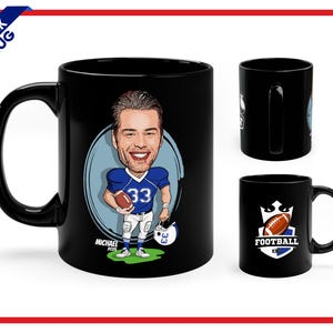 Puede incluir: Taza de cer&aacute;mica negra con una ilustraci&oacute;n de dibujos animados de un jugador de f&uacute;tbol americano con uniforme azul. La taza tambi&eacute;n tiene el texto "Football Kings" y las palabras "Black Mug".