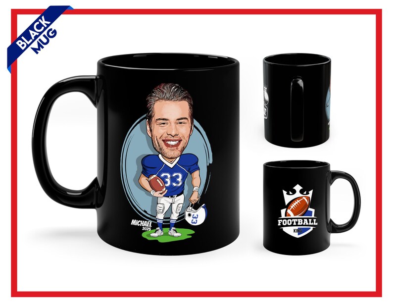 Puede incluir: Taza de cer&aacute;mica negra con una ilustraci&oacute;n de dibujos animados de un jugador de f&uacute;tbol americano con uniforme azul. La taza tambi&eacute;n tiene el texto "Football Kings" y las palabras "Black Mug".