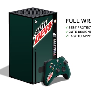 Puede incluir: Una piel de Xbox Series X y mando con temática de Mountain Dew verde y roja. La piel presenta el logotipo y la marca de Mountain Dew. El texto "FULL WRAP" se muestra encima de la consola y el mando. El texto "BEST PROTECTION", "CUTE DESIGNS" y "EASY TO APPLY" se muestra debajo de la consola y el mando.