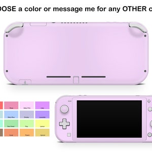 Puede incluir: Una consola de juegos portátil Nintendo Switch Lite de color lavanda con una pantalla negra y botones blancos. La consola se muestra desde el frente y la parte posterior.