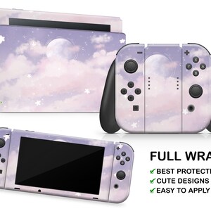 Op de afbeelding: Een volledige wrap-skin voor de Nintendo Switch console en controllers. Het ontwerp heeft een paarse en roze lucht met wolken en een maan, en witte sterren. De tekst "FULL WRAP" is in wit op een zwarte achtergrond gedrukt. De tekst "BEST PROTECTION", "CUTE DESIGNS" en "EASY TO APPLY" is in groen met een vinkje gedrukt.