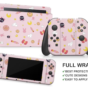 Pode incluir: Console Nintendo Switch rosa e controladores Joy-Con com uma capa de envolvimento completa com um design temático Sailor Moon. O design inclui um fundo rosa com estrelas brancas, luas e outros personagens de Sailor Moon.