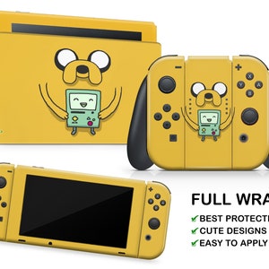 Puede incluir: Una piel amarilla para la consola Nintendo Switch con un perro de dibujos animados sosteniendo una consola de juegos verde. La piel está diseñada para adaptarse a la consola Nintendo Switch, los Joy-Cons y la base. El texto "FULL WRAP" se muestra en letras blancas sobre fondo negro. Los textos "BEST PROTECTION", "CUTE DESIGNS" y "EASY TO APPLY" se muestran con marcas de verificación verdes sobre fondo blanco.