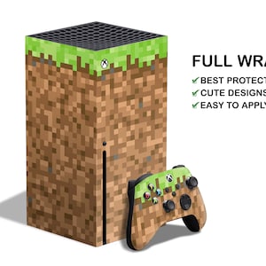 Puede incluir: Una piel de envoltura completa para la consola Xbox Series X y el mando, con un diseño inspirado en Minecraft. La piel de la consola es marrón con bloques de hierba verde en la parte superior, mientras que la piel del mando presenta el mismo diseño. El texto "FULL WRAP" se muestra en la esquina superior derecha de la imagen, con marcas de verificación junto a las palabras "BEST PROTECTION", "CUTE DESIGNS" y "EASY TO APPLY".