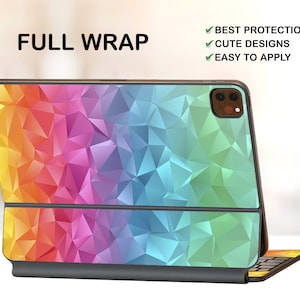 Peut inclure: Une coque de protection intégrale pour tablette avec un motif géométrique dans des tons de jaune, orange, rouge, rose, bleu et vert. La coque a un rabat avant et une béquille intégrée. Le texte "FULL WRAP" est visible en haut de l'image.
