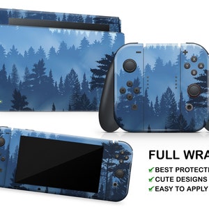 Puede incluir: Una piel para consola Nintendo Switch azul y negra con un diseño de silueta de bosque. La piel es una envoltura completa, que cubre la consola, los Joy-Cons y la pantalla. El texto "FULL WRAP" se muestra en letras blancas sobre fondo negro. Los textos "BEST PROTECTION", "CUTE DESIGNS" y "EASY TO APPLY" se muestran con marcas de verificación verdes sobre fondo blanco.