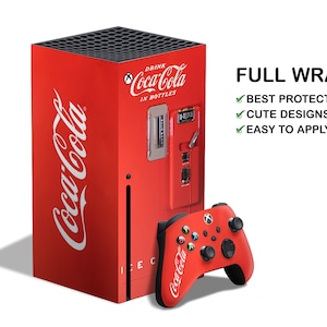 Könnte beinhalten: Eine rote Xbox Series X Konsole mit einem Coca-Cola-Design. Die Konsole ist im Design eines alten Coca-Cola-Automaten gehalten. Die Konsole steht neben einem roten Xbox-Controller mit einem Coca-Cola-Logo. Der Text "FULL WRAP" befindet sich in der oberen rechten Ecke des Bildes. Der Text "BEST PROTECTION", "CUTE DESIGNS" und "EASY TO APPLY" ist unter dem Text "FULL WRAP" aufgelistet.