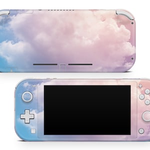 Puede incluir: Una consola Nintendo Switch Lite rosa y azul con un diseño de nubes. La consola tiene una pantalla negra y botones blancos.