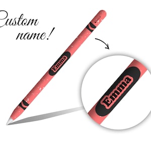 以下が含まれることがあります： ピンクのApple Pencilに、カスタムネーム「Emma」が印刷されています。鉛筆は斑点模様で、先端は白です。