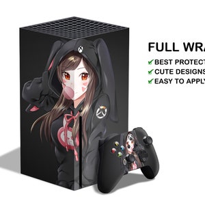 以下が含まれることがあります： Xbox Series X本体とコントローラー用のフルラップスキンで、ピンクのウサギの耳とピンクのリボンをした女の子のアニメスタイルのイラストが描かれています。画像の右上には「FULL WRAP」というテキストが表示されています。「FULL WRAP」のテキストの下には、「BEST PROTECTION」、「CUTE DESIGNS」、「EASY TO APPLY」というテキストが表示されています。