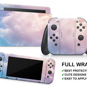 Op de afbeelding: Een console skin set met een pastelkleurig luchtpatroon met roze, paarse en blauwe wolken. De set bevat wraps voor het dockstation, het handheld-apparaat en de controller-grip. Tekst op de afbeelding: FULL WRAP, BEST PROTECTION, CUTE DESIGNS, EASY TO APPLY.