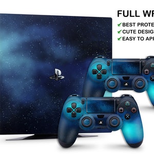 以下が含まれることがあります： 青と黒の銀河をテーマにしたプレイステーション4コンソールと2つのコントローラー用のスキン。スキンは、背景に星雲のある星空を特徴としています。画像の右上隅に「FULL WRAP」というテキストが表示されています。「FULL WRAP」というテキストの下に、「BEST PROTECTION」、「CUTE DESIGNS」、「EASY TO APPLY」というテキストがチェックリスト形式で表示されています。