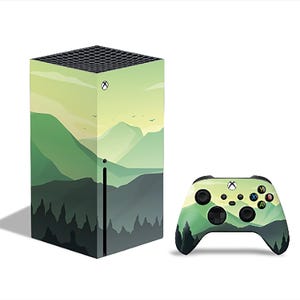 Könnte beinhalten: Eine Xbox Series X Konsole und ein Controller mit einem grünen und gelben Berglandschaftsdesign. Die Konsole ist eine hohe, rechteckige Box. Der Controller hat ein ähnliches Design mit schwarzen Knöpfen und Akzenten.