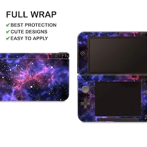 Op de afbeelding: Een volledige wrap-skin voor de Nintendo 3DS XL, met een galaxy-ontwerp met roze, blauwe en paarse nevels en witte sterren. De skin is ontworpen om de console te beschermen en hem een unieke look te geven.
