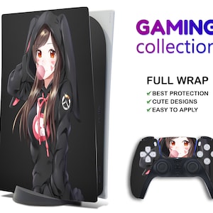 Può includere: Una skin nera per console di gioco e una skin per controller con un personaggio in stile anime con capelli castani e una felpa con cappuccio nera. La skin del controller e la skin della console hanno il testo "GAMING collection" e "FULL WRAP".