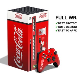 Puede incluir: Una piel de Xbox Series X y mando con temática de Coca-Cola en rojo y blanco. La piel de la consola presenta un diseño de máquina expendedora de Coca-Cola vintage. La piel del mando presenta el logotipo de Coca-Cola. El texto "FULL WRAP" se muestra sobre el texto "BEST PROTECTION", "CUTE DESIGNS" y "EASY TO APPLY".