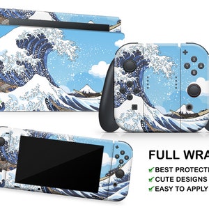 Puede incluir: Una piel de envoltura completa para la consola Nintendo Switch y los Joy-Cons con un diseño de olas azul y blanco inspirado en La Gran Ola de Kanagawa de Hokusai. La piel está etiquetada como "FULL WRAP" con el texto "BEST PROTECTION", "CUTE DESIGNS" y "EASY TO APPLY" debajo.