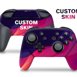 Peut inclure: Deux manettes Nintendo Switch avec un skin personnalisé. Le skin est rose et violet vif avec un motif tourbillonnant. Le texte "CUSTOM SKIN" est imprimé sur les deux manettes.