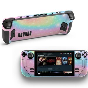Könnte beinhalten: Ein Handheld-Gaming-Gerät mit einem Regenbogen-Galaxie-Design. Das Gerät verfügt über ein Touchscreen-Display und physische Tasten. Der Bildschirm zeigt eine Liste der zuletzt gespielten Spiele, darunter "Asymmetry", "Labyrinth", "The Forest", "Soul Hackers 2" und "Evil West".