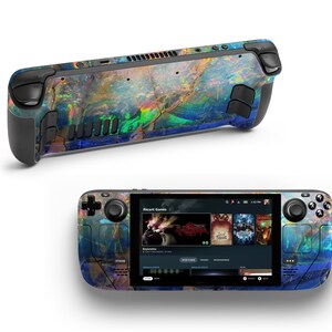 Könnte beinhalten: Ein handliches Spielgerät mit einem opalartigen Design in Blau, Grün und Gold. Das Gerät verfügt über einen Bildschirm, auf dem eine Spielebibliothek mit dem Text "Recent Games" angezeigt wird.