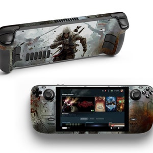 以下が含まれることがあります： 白いフード付きの衣装を着たキャラクターが登場するアクションシーンが描かれた、カスタムスキンのSteam Deckコンソール。 スキンは、グレー、ブラウン、レッドの色合いで、使い古された風合いです。 画面にはゲームメニューが表示されています。