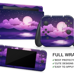 Puede incluir: Una piel de envoltura completa para la consola Nintendo Switch y los mandos. El diseño presenta una escena nocturna púrpura y rosa con una luna llena, nubes y montañas reflejadas en un lago tranquilo. El texto "FULL WRAP" está impreso en blanco sobre un fondo negro con marcas de verificación junto a las palabras "BEST PROTECTION", "CUTE DESIGNS" y "EASY TO APPLY".