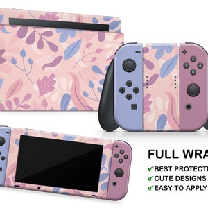 Puede incluir: Una piel de consola Nintendo Switch con un diseño floral rosa y azul con el texto "FULL WRAP" y marcas de verificación junto a "BEST PROTECTION", "CUTE DESIGNS" y "EASY TO APPLY".