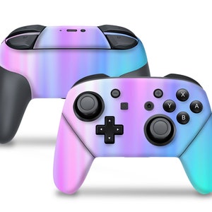 Könnte beinhalten: Zwei Nintendo Switch-Controller mit einem holografischen, irisierenden Design in Rosa-, Blau- und Violetttönen. Die Controller sind von vorne und der Seite zu sehen, wodurch das Design und die Tasten hervorgehoben werden.
