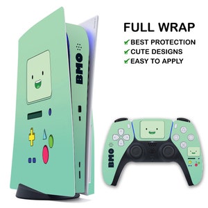 Puede incluir: Una consola y un mando de Playstation 5 verde y blanco con un diseño de personaje de dibujos animados que presenta un robot con una cara y el texto "BMO". El diseño es una envoltura completa, que cubre toda la consola y el mando.