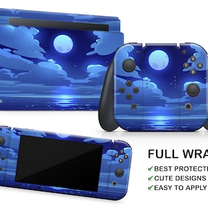 Op de afbeelding: Een volledige wrap-skin voor de Nintendo Switch console en controllers. Het ontwerp heeft een blauwe en witte nachtelijke hemel met wolken en een maan. De tekst "FULL WRAP" is in wit op een zwarte achtergrond gedrukt. De tekst "BEST PROTECTION", "CUTE DESIGNS" en "EASY TO APPLY" is in groen met een vinkje gedrukt.