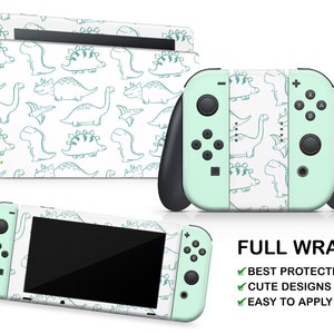 Può includere: Una skin di avvolgimento completo per la console Nintendo Switch e i Joy-Con con uno sfondo bianco e un motivo ripetuto di dinosauri di cartoni animati verdi. Il testo "FULL WRAP" è visualizzato in testo nero con segni di spunta verdi accanto al testo "BEST PROTECTION", "CUTE DESIGNS" e "EASY TO APPLY".