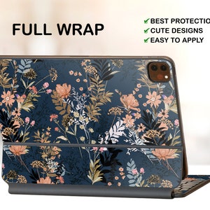 Op de afbeelding: Een volledige laptop-skin met een bloemenpatroon in roze, bruin en wit op een donkerblauwe achtergrond. De tekst "FULL WRAP" is bovenaan de laptop gedrukt. De skin is ontworpen om de laptop te beschermen en een persoonlijke touch toe te voegen.
