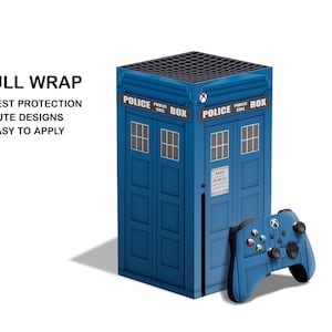 Può includere: Una skin per console Xbox Series X blu e bianca con un design TARDIS di Doctor Who. La skin presenta l'iconica cabina blu della polizia con il testo "POLICE BOX" e "PUBLIC CALL" sul lato. La skin include anche una skin per controller abbinata con lo stesso design.