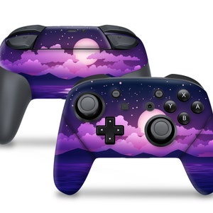 以下が含まれることがあります： 星空と月のデザインが施された、紫と黒のニンテンドースイッチコントローラー。コントローラーには、ピンクの月、紫の雲、濃い青色の水面のシーンが描かれています。