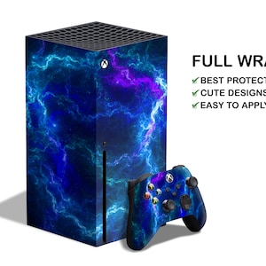 Può includere: Skin per console e controller Xbox Series X con un design a nebulosa blu e viola. La console e il controller sono completamente avvolti dal design. Il testo sull'immagine recita "FULL WRAP, BEST PROTECTION, CUTE DESIGNS, EASY TO APPLY."