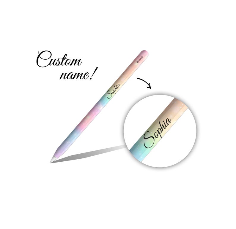 Op de afbeelding: Een regenboogkleurige Apple Pencil met de naam "Sophia" erop. De pen wordt getoond met een close-up van de naam.
