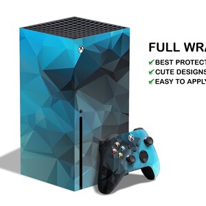 Puede incluir: Una piel de consola Xbox Series X con un diseño geométrico azul y negro, con una piel de mando a juego. El texto "FULL WRAP" se muestra sobre el texto "BEST PROTECTION", "CUTE DESIGNS" y "EASY TO APPLY".