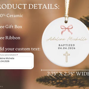 Peut inclure: Ornement en c&eacute;ramique blanche, 7 cm de large, avec un n&oelig;ud rose et le texte dor&eacute; "Adeline Michelle, BAPTIZED 04.04.2026". Une croix dor&eacute;e est en dessous. L'ornement est suspendu &agrave; un ruban dor&eacute;.