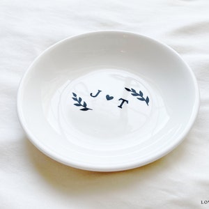 Regalo di nozze personalizzato, portafedi minimalista con iniziali e data, regalo per addio al nubilato, regalo di fidanzamento, regalo di nozze per coppia immagine 3
