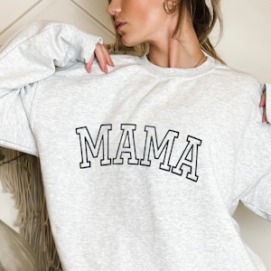 Sweat-shirt maman personnalisé avec prénoms sur la manche, cadeau fête des mères, cadeau d'anniversaire pour maman, cadeau nouvelle maman, pull maman cool minimaliste image 5
