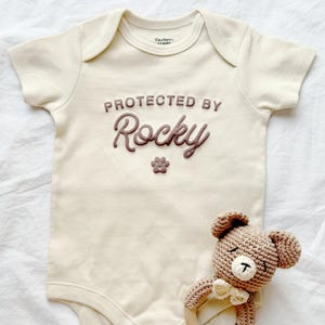 Geschützt durch Hund Baby Body, neuer Bester Freund Body, Schwangerschaftsankündigung, personalisiertes Baby-Dusche-Geschenk, benutzerdefinierter Baby-Body