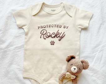 Geschützt durch Hund Baby Body, neuer Bester Freund Body, Schwangerschaftsankündigung, personalisiertes Baby-Dusche-Geschenk, benutzerdefinierter Baby-Body