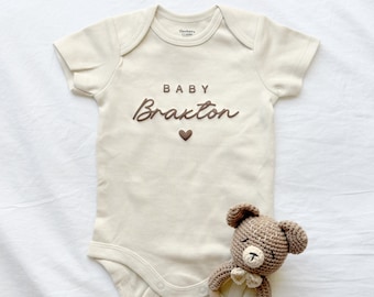 Personalisierter Babyname ONESIES® Marken-Bodysuit, Benutzerdefinierter Name Bodysuit, Schwangerschaftsankündigung, Geschenke für Neugeborene, Baby Name Reveal Bodysuit