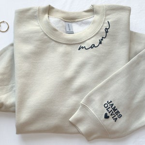 Sweat-shirt maman personnalisé avec prénoms sur la manche, cadeau fête des mères, cadeau d'anniversaire pour maman, cadeau nouvelle maman, pull décolleté minimaliste