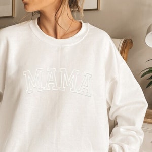 Personalisiertes Mama-Sweatshirt mit Kindernamen auf dem Ärmel, Muttertagsgeschenk, Geburtstagsgeschenk für Mama, Geschenk für neue Mama, minimalistischer cooler Mama-Pullover Bild 4
