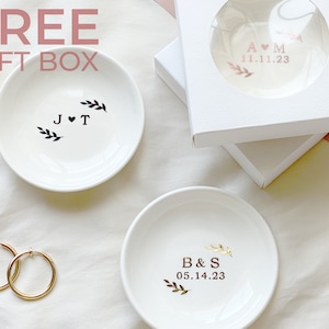 Regalo di nozze personalizzato, portafedi minimalista con iniziali e data, regalo per addio al nubilato, regalo di fidanzamento, regalo di nozze per coppia immagine 2