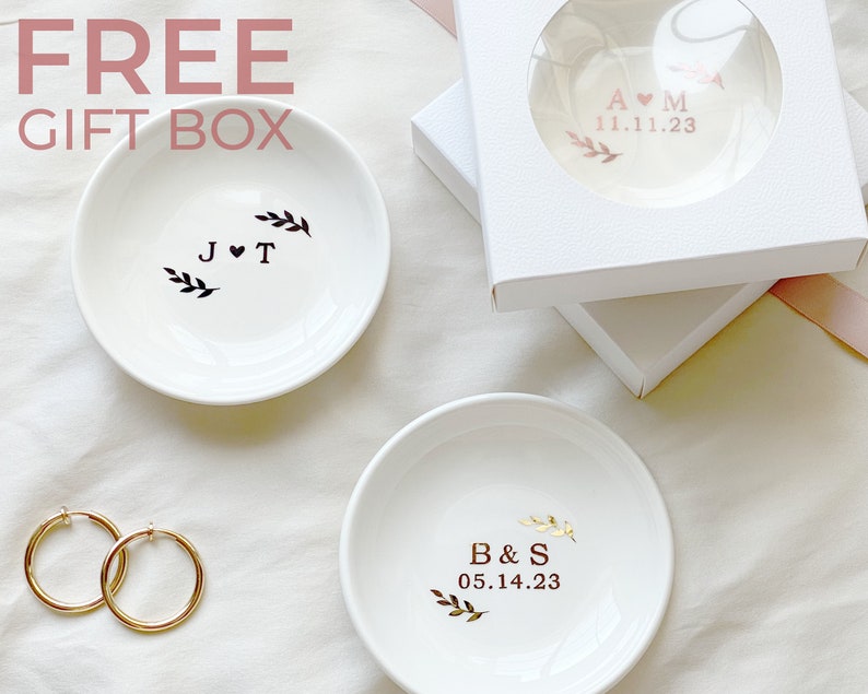 Regalo di nozze personalizzato, portafedi minimalista con iniziali e data, regalo per addio al nubilato, regalo di fidanzamento, regalo di nozze per coppia immagine 2
